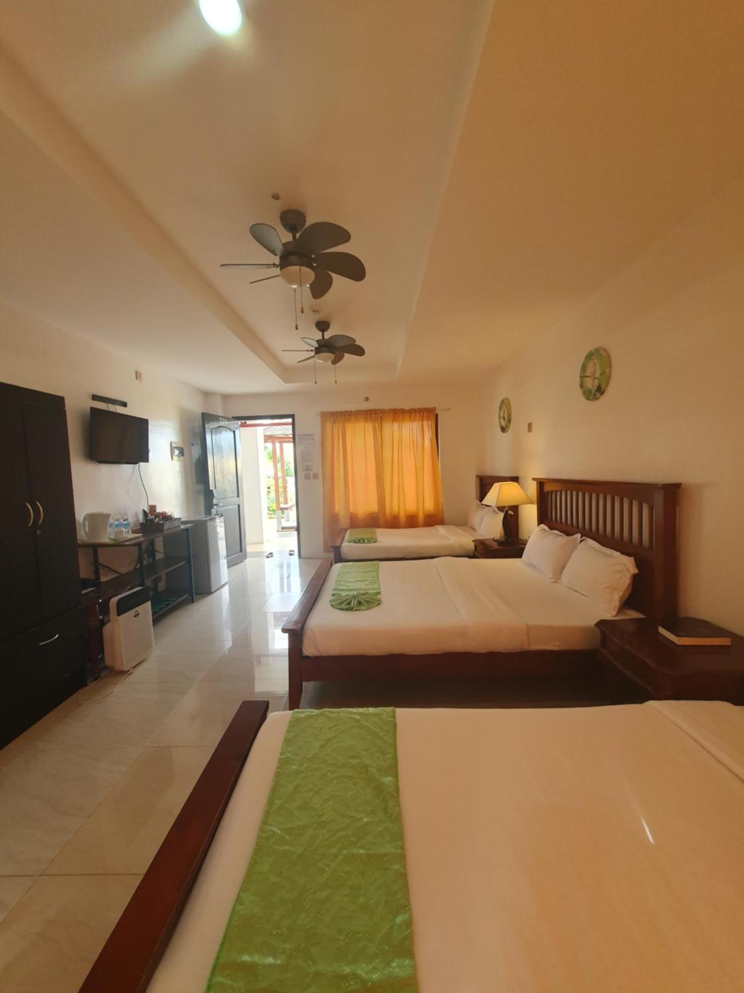 Moalboal Tropics Hotel Bagian luar foto